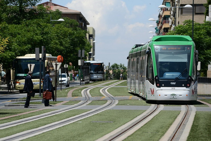 Metro de Granada traslada al centro municipal de Seguridad Vial los protocolos de convivencia en la vía pública